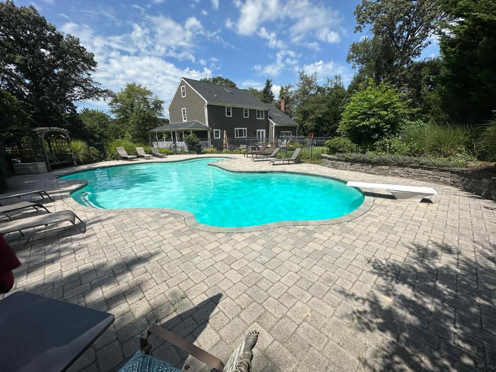 Large Home with Pool & 7 bedrooms; sleeps 21 - Image 4