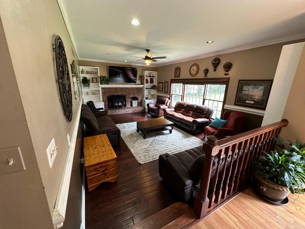 Large Home with Pool & 7 bedrooms; sleeps 21 - Image 6