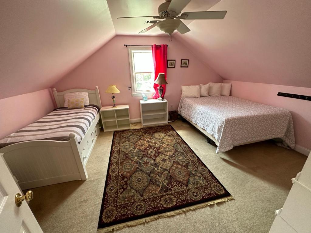 Large Home with Pool & 7 bedrooms; sleeps 21 - Image 8