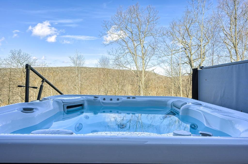 Hot Tub (Jacuzzi) - Photo 2