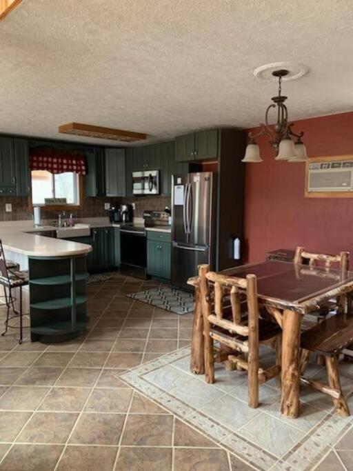 Cozy Cabin By the Slopes - Image 4