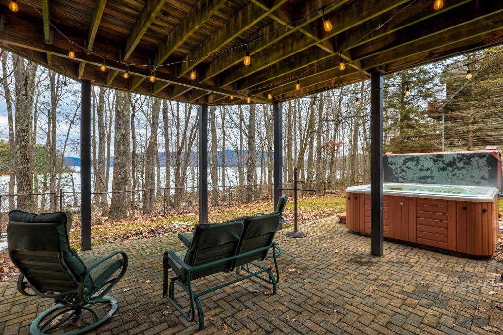 Hot Tub (Jacuzzi) - Photo 2