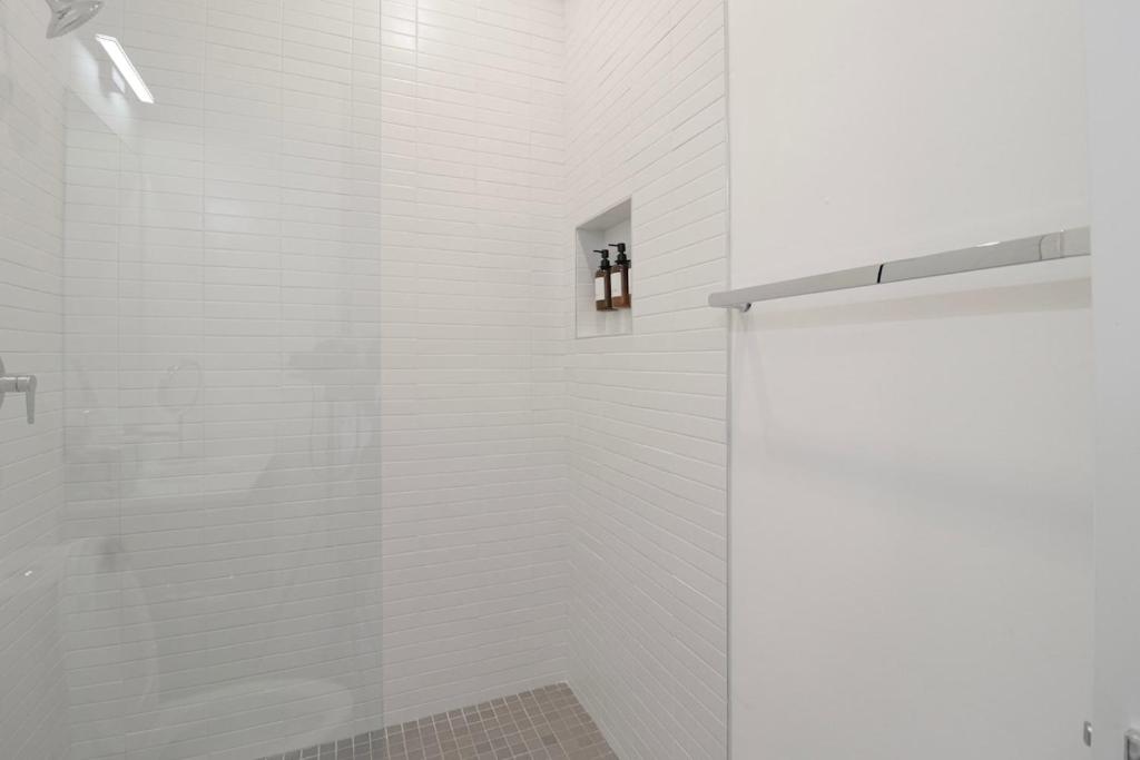 Unit 6 Studio with Queen plus Sofa Bed in the heart of DC - Image 8