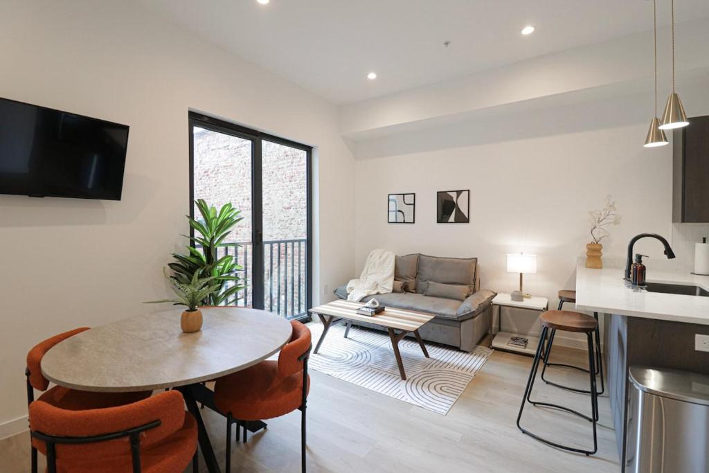 Unit 6 Studio with Queen plus Sofa Bed in the heart of DC