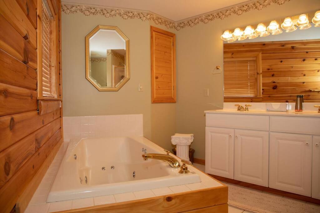 Hot Tub (Jacuzzi) - Photo 3