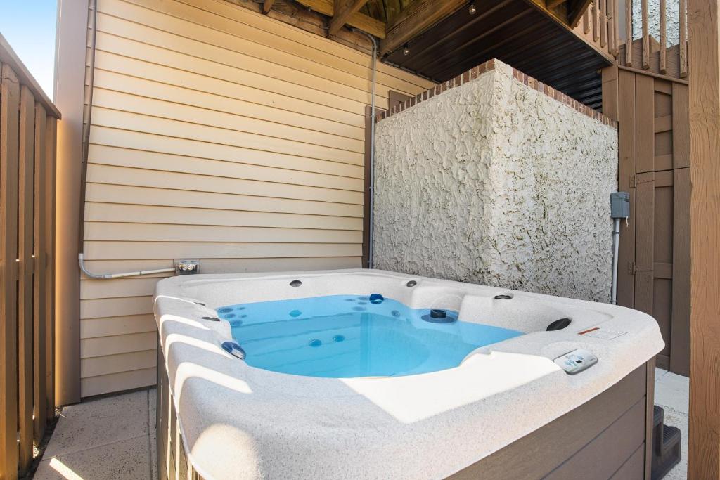 Hot Tub (Jacuzzi) - Photo 2