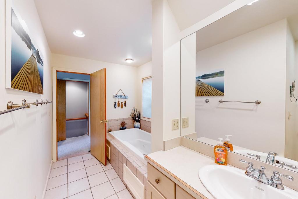 Hot Tub (Jacuzzi) - Photo 2