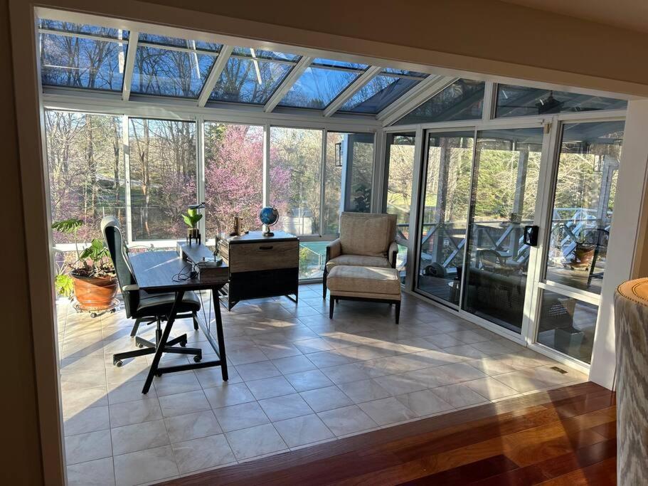 Tara Retreat: Family-Friendly Oasis with Pool, Tennis & Serene Ambiance in Potomac - Image 8