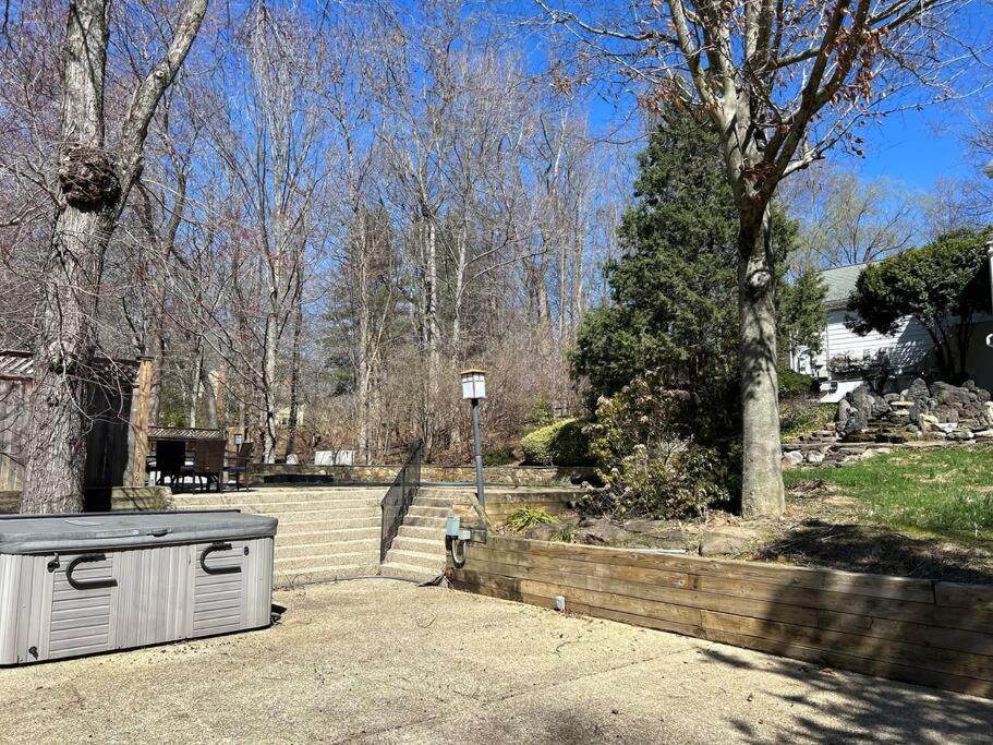 Tara Retreat: Family-Friendly Oasis with Pool, Tennis & Serene Ambiance in Potomac