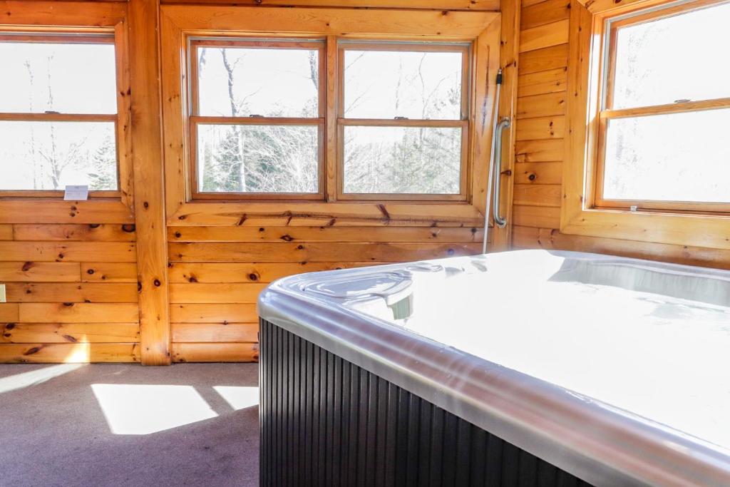 Hot Tub (Jacuzzi) - Photo 2