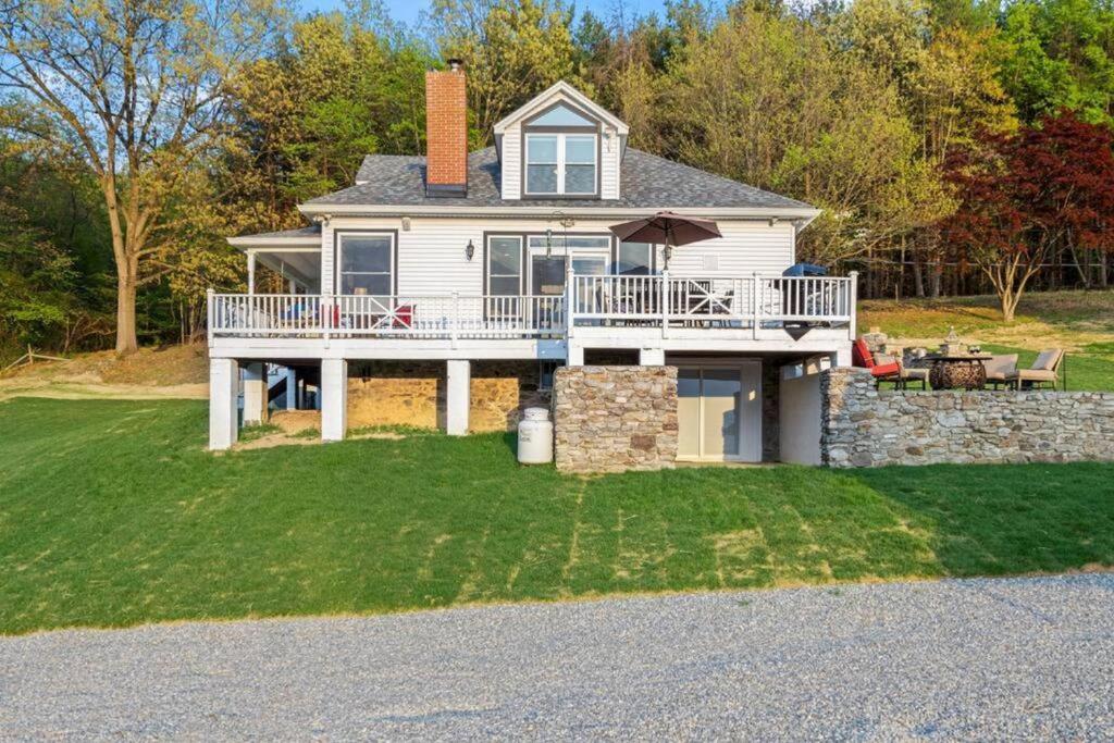 Zen Mountainside Retreat - Spa & Amazing Views! Hot tub, Fire pit & Decks