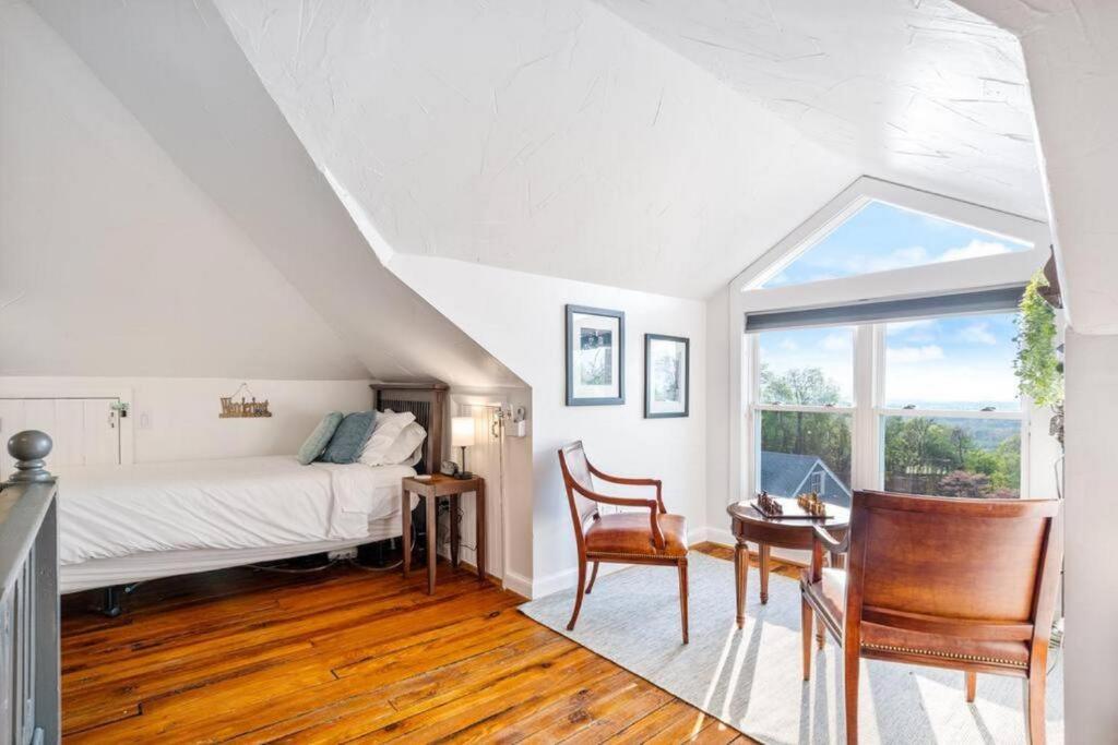 Zen Mountainside Retreat - Spa & Amazing Views! Hot tub, Fire pit & Decks - Image 8