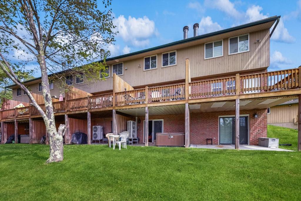 Hot Tub (Jacuzzi) - Photo 2