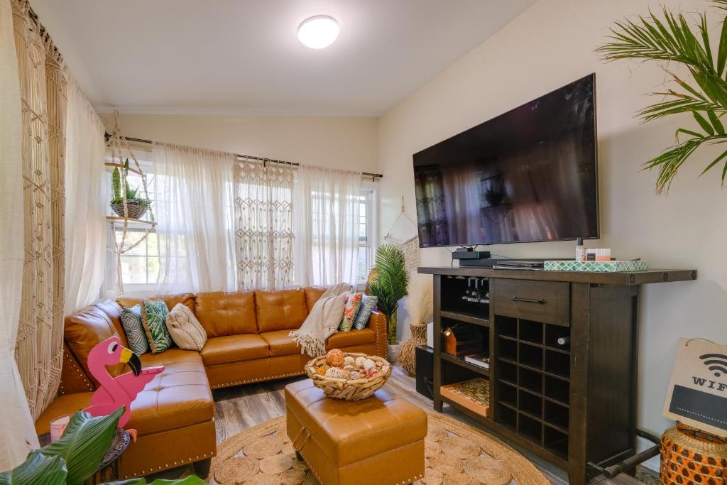 Adorable Beach Cottage with Hot Tub and Tropical Bar! - Image 5