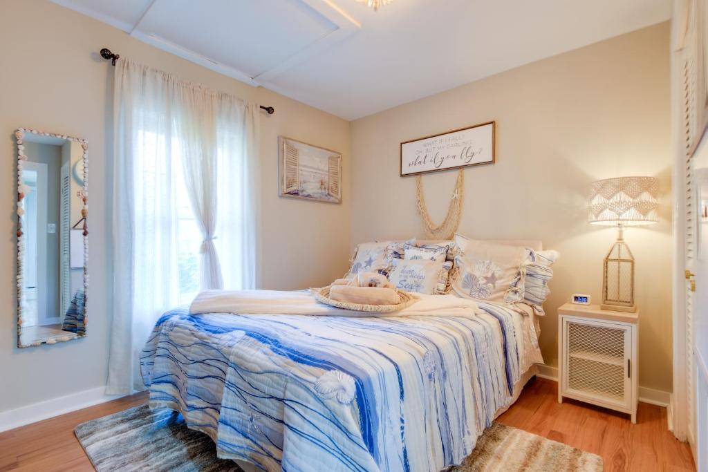 Adorable Beach Cottage with Hot Tub and Tropical Bar! - Image 7