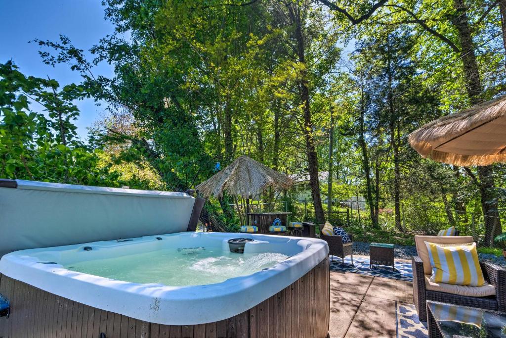 Hot Tub (Jacuzzi) - Photo 2