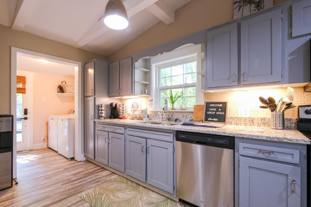 Adorable Beach Cottage with Hot Tub and Tropical Bar! - Image 8