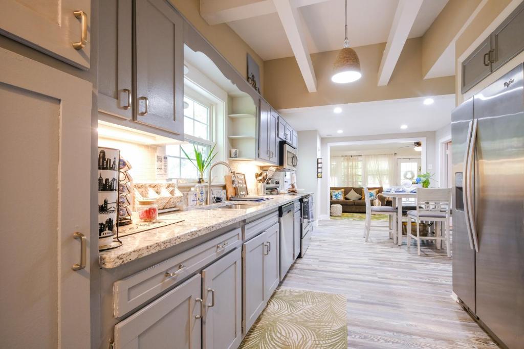 Adorable Beach Cottage with Hot Tub and Tropical Bar! - Image 4