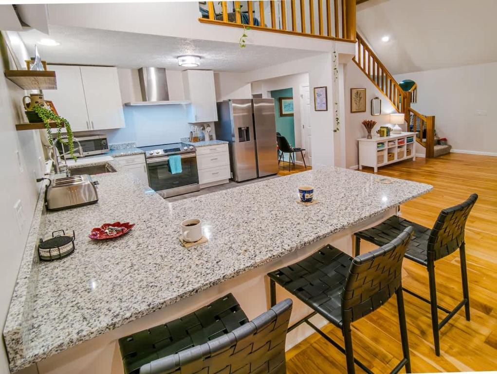 Paws & Peaks Lakeview Lodge Hot Tub Amazing View - Image 8