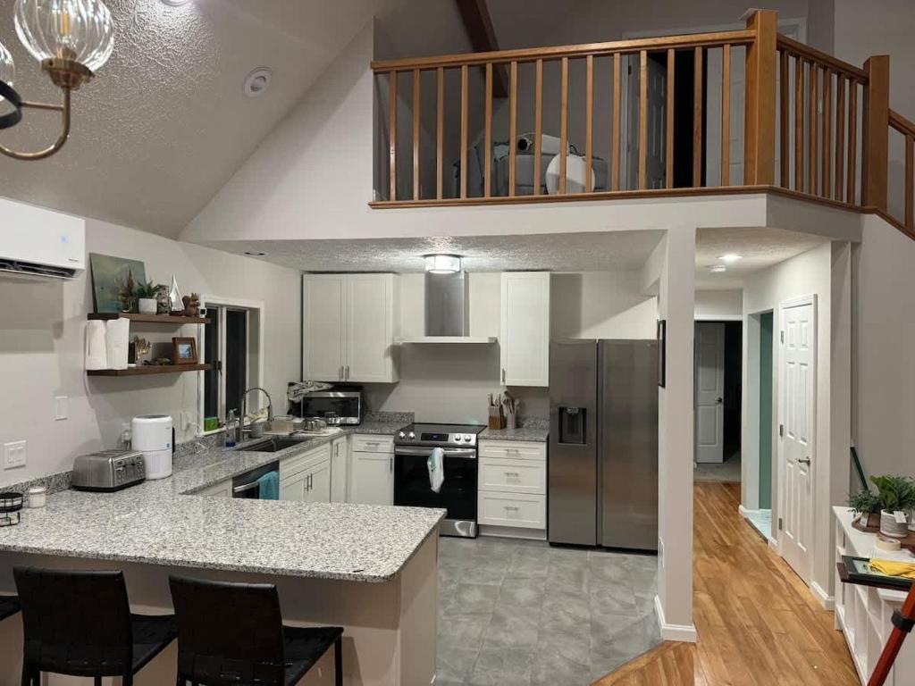 Paws & Peaks Lakeview Lodge Hot Tub Amazing View - Image 6