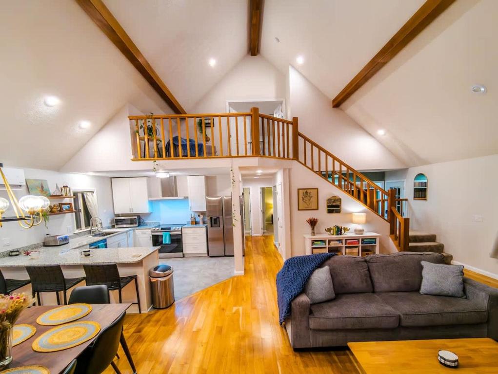 Paws & Peaks Lakeview Lodge Hot Tub Amazing View - Image 4