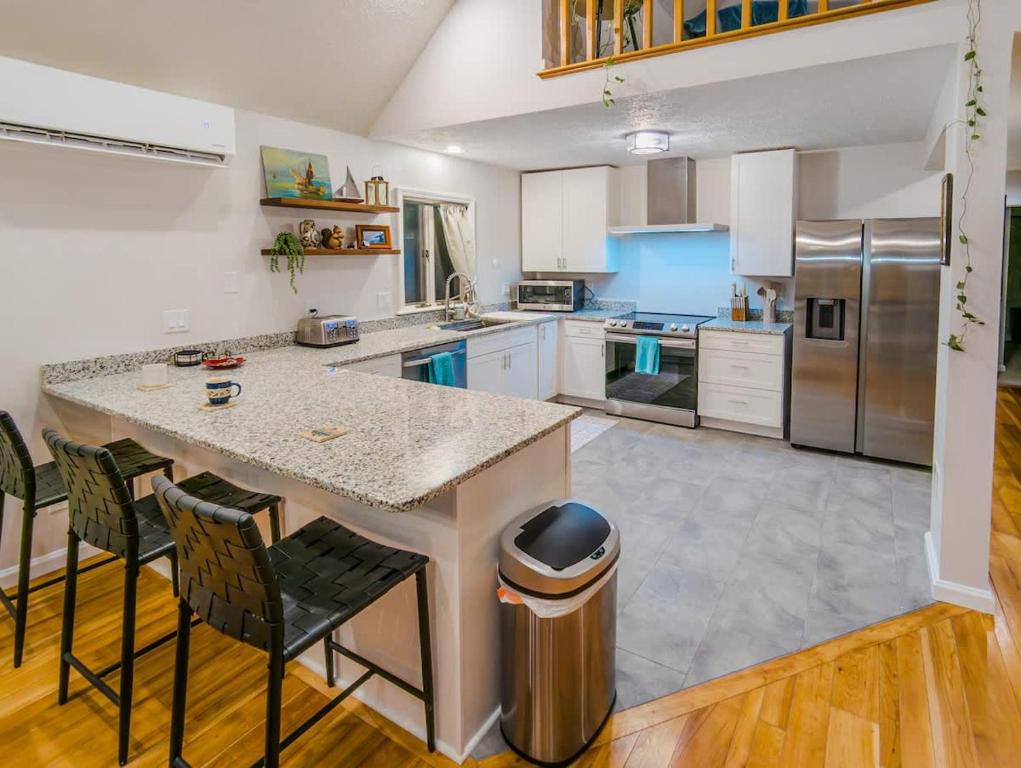 Paws & Peaks Lakeview Lodge Hot Tub Amazing View - Image 7