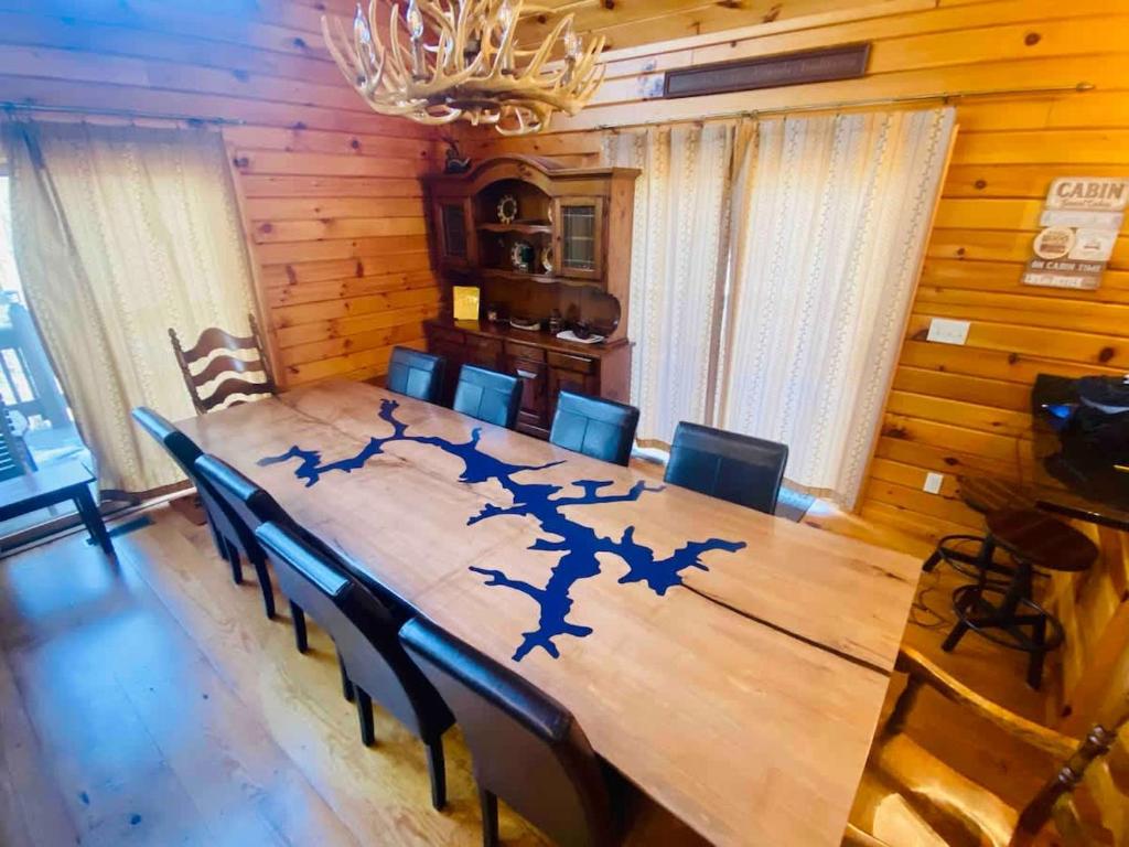 Knotty Dog Lodge- Hot Tub Fire Pit Pet Friendly - Image 4