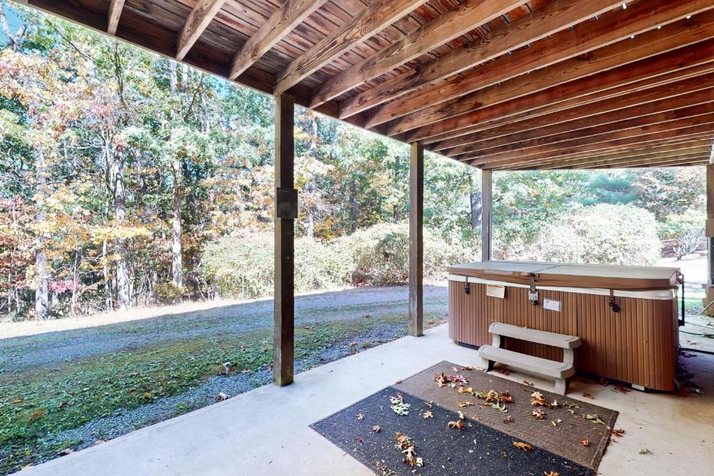 Hot Tub (Jacuzzi) - Photo 2