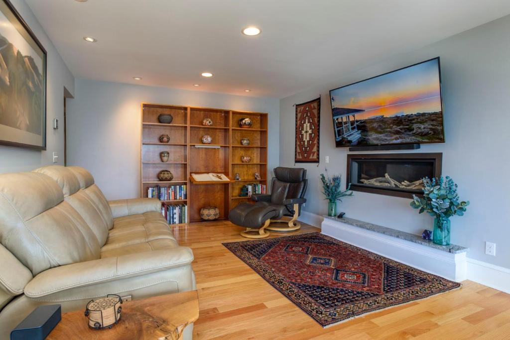 Bayfront Gem with Amazing Water Views and Pond! - Image 5