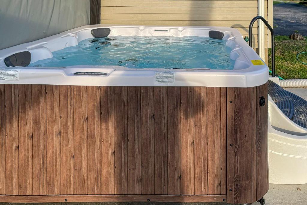 Hot Tub (Jacuzzi) - Photo 2