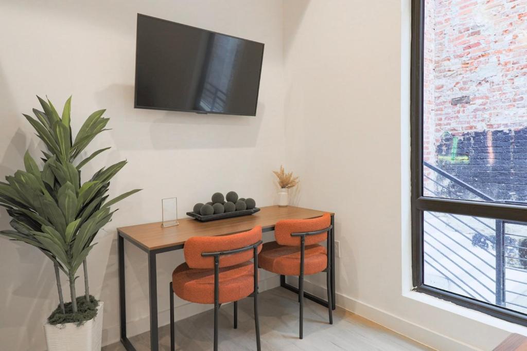 Unit 5 Cozy 1 Bed Room with Queen Bed plus Sofa Pullout - Image 5