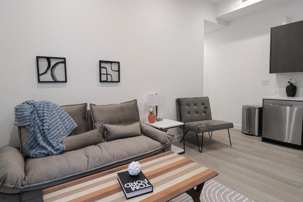 Unit 5 Cozy 1 Bed Room with Queen Bed plus Sofa Pullout