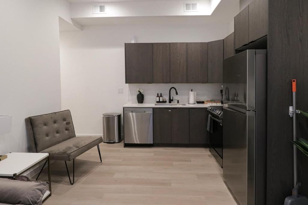 Unit 5 Cozy 1 Bed Room with Queen Bed plus Sofa Pullout - Image 4