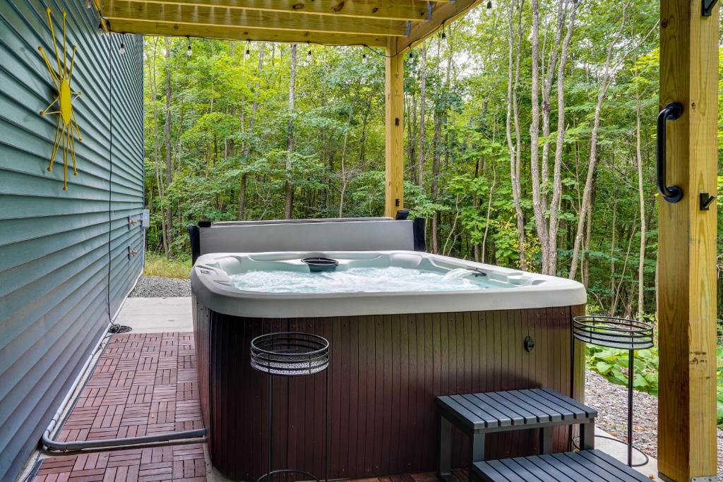 Hot Tub (Jacuzzi) - Photo 2