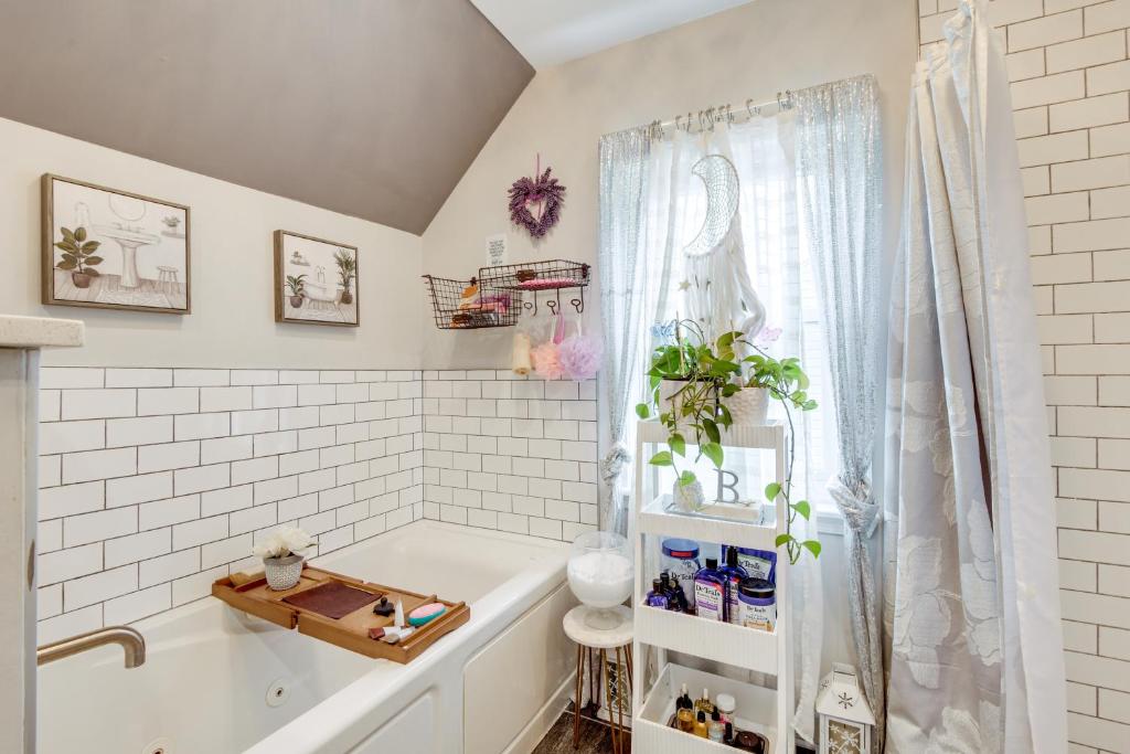 Outdoor Pool and Hot Tub Retreat - 6 Mi to Dtwn!