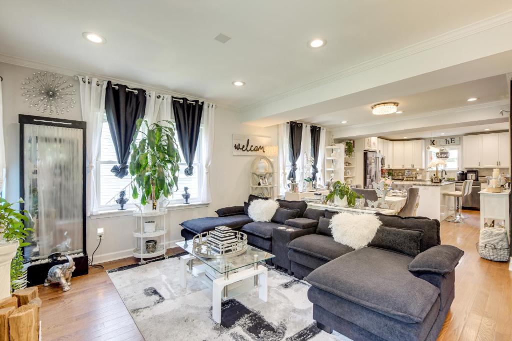 Outdoor Pool and Hot Tub Retreat - 6 Mi to Dtwn! - Image 4