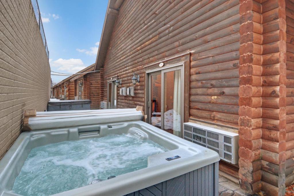 Hot Tub (Jacuzzi) - Photo 2