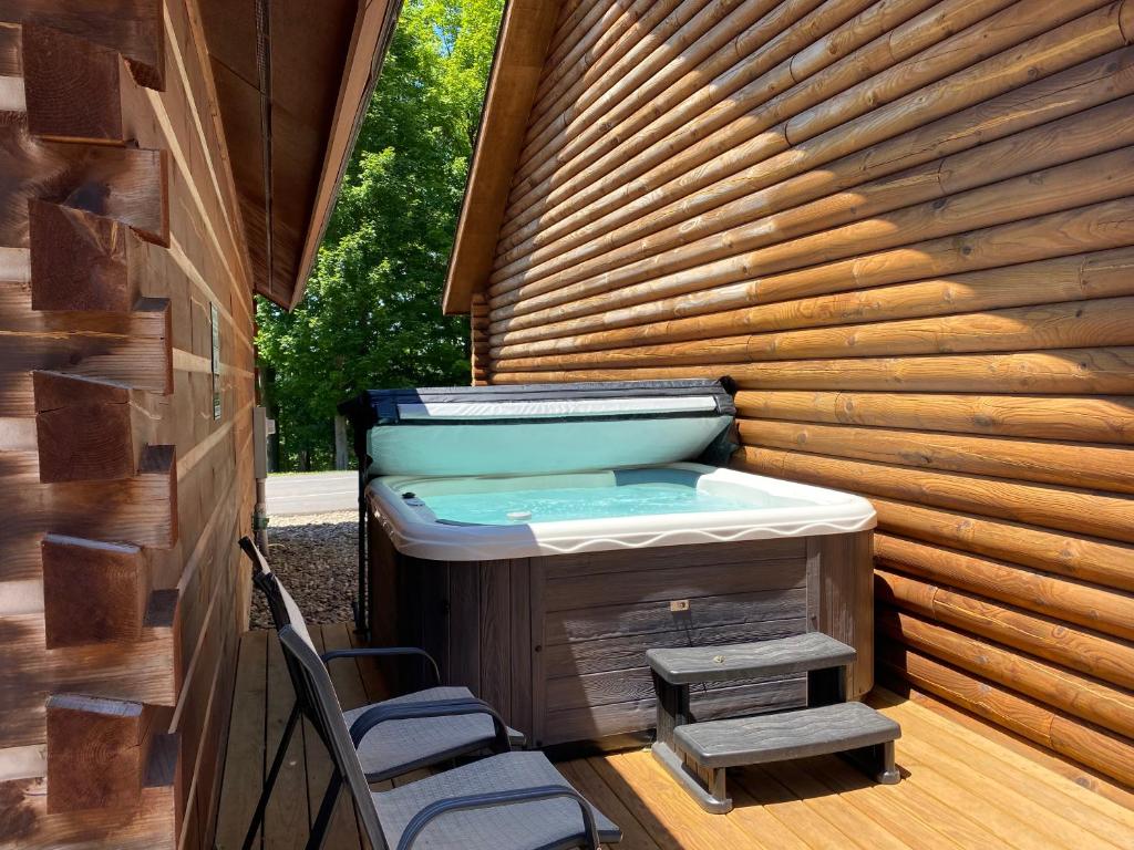 Hot Tub (Jacuzzi) - Photo 3