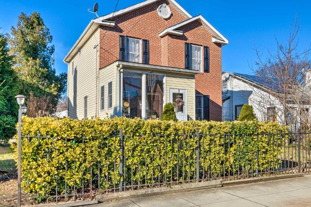 5 Mi to National Mall Home in Washington DC