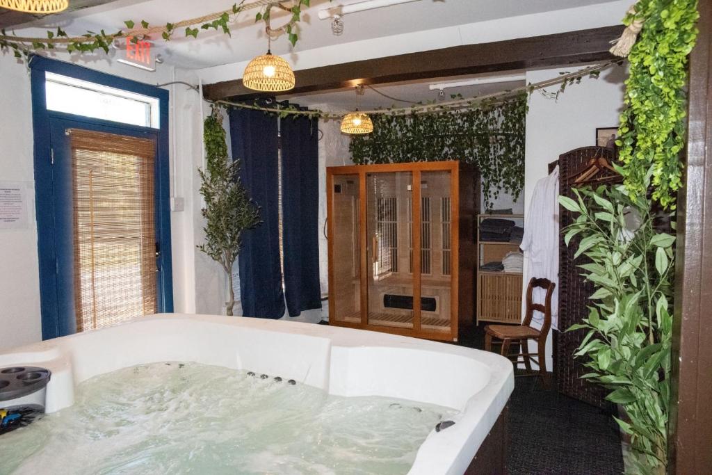 1878 RiverRun B&B - Waterfront, Self-Serve Breakfast, WiFi, Trail and River access