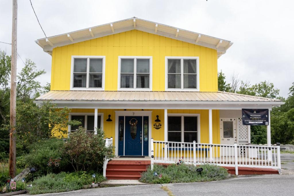 1878 RiverRun B&B - Waterfront, Self-Serve Breakfast, WiFi, Trail and River access