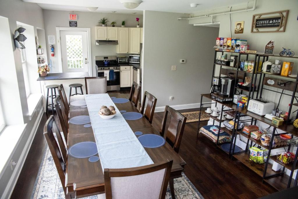 1878 RiverRun B&B - Waterfront, Self-Serve Breakfast, WiFi, Trail and River access - Image 4