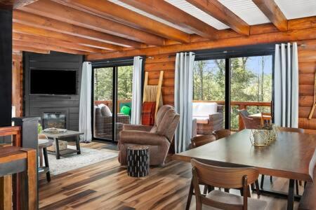 Luxe Lake View 4BR Cabin with Hot Tub Outdoor Fun - Image 4