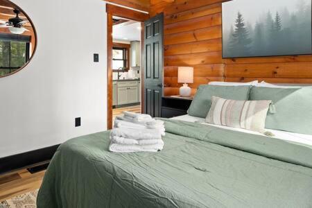 Luxe Lake View 4BR Cabin with Hot Tub Outdoor Fun - Image 5