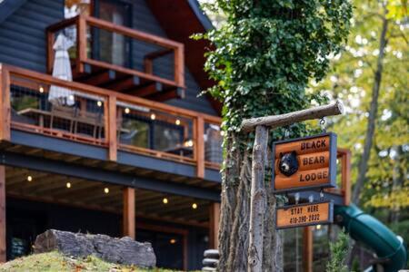 Luxe Lake View 4BR Cabin with Hot Tub Outdoor Fun - Image 8