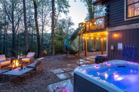 Luxe Lake View 4BR Cabin with Hot Tub Outdoor Fun