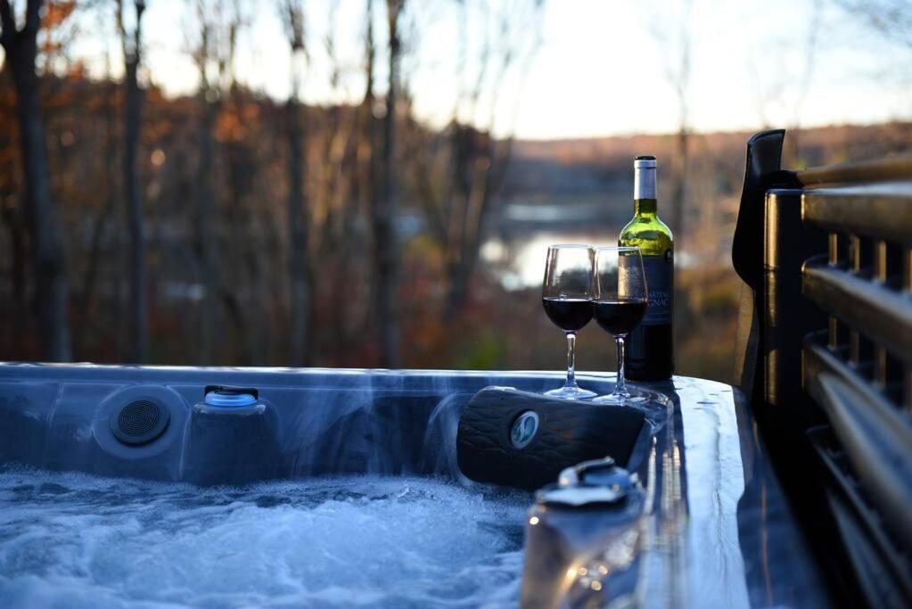 Hot Tub (Jacuzzi) - Photo 2