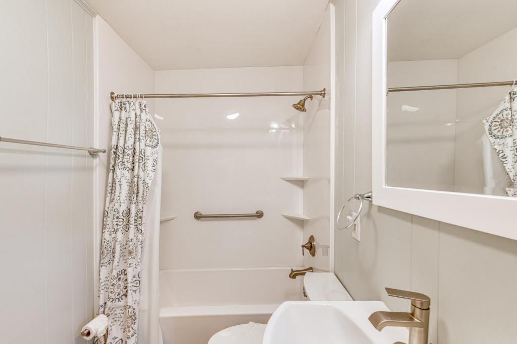 Private Dock, Hot Tub Waterfront Ocean Pines Home - Image 8