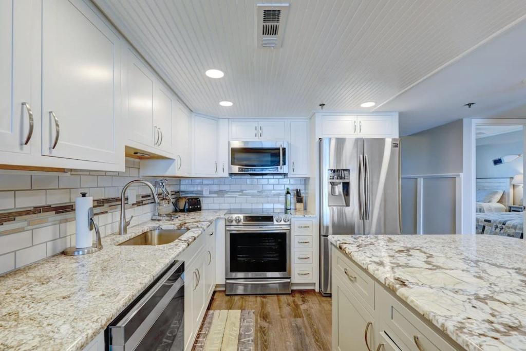 Luxe Oceanfront Escape Private Balcony & Wet Bar - Image 5