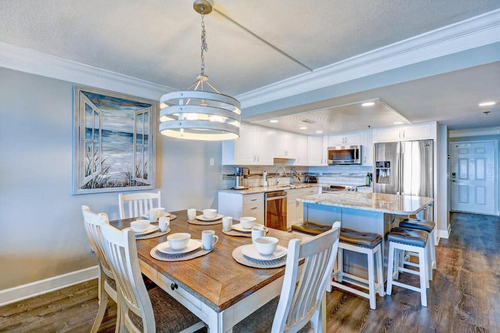 Luxe Oceanfront Escape Private Balcony & Wet Bar - Image 4